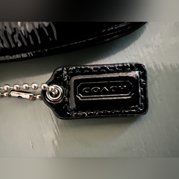 Coach patent leather wristlet - Picture 3 of 5